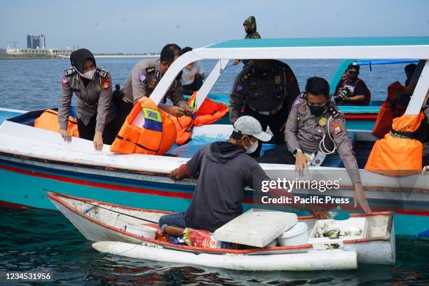 Number of police from the Traffic Directorate of the South Sulawesi Regional Police provided assistance to poor fishermen and residents of the island...