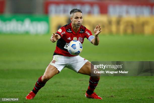 Diego Ribas of Flamengo controls the ball during a match between Flamengo and Internacional as part of Brasileirao 2021 at Maracana Stadium on August...