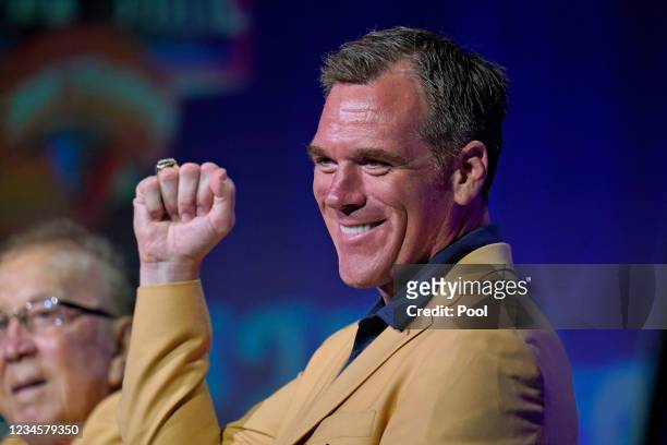 Alan Faneca, right, reacts to fans, as members of the Pro Football Hall of Fame Class of 2021, participated in an enshrinees roundtable on August 8,...