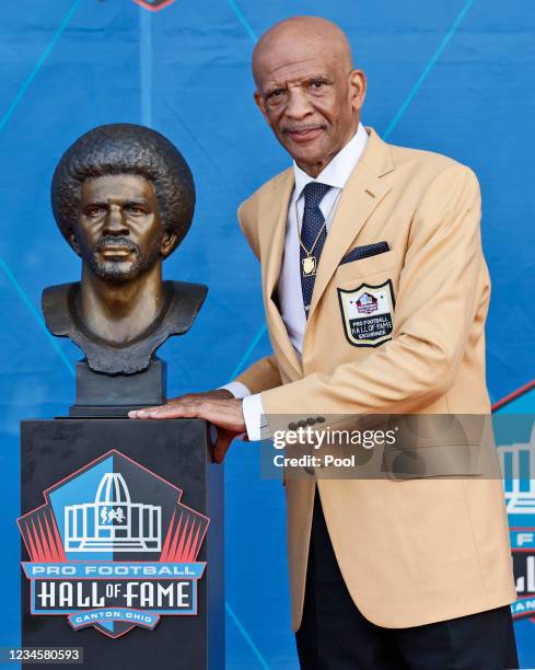 Drew Pearson , a member of the Pro Football Hall of Fame Class of 2021, poses with his bust during the induction ceremony at Tom Benson Hall Of Fame...