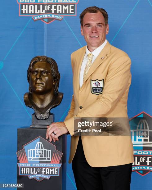 Alan Faneca poses with his bust during the induction ceremony for the NFL Hall of Fame at Tom Benson Hall Of Fame Stadium on August 8, 2021 in...