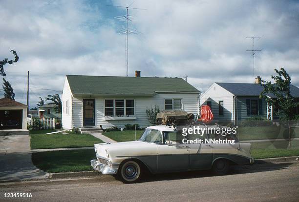 1956 chevrolet estacionada en el frente de la casa de 50 - 50s car fotografías e imágenes de stock