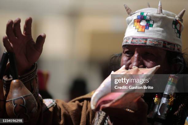 Pututu Photos and Premium High Res Pictures - Getty Images