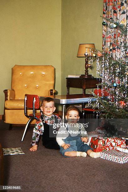 boys and christmas tree in living room 1953, retro - christmas tree 50's stockfoto's en -beelden