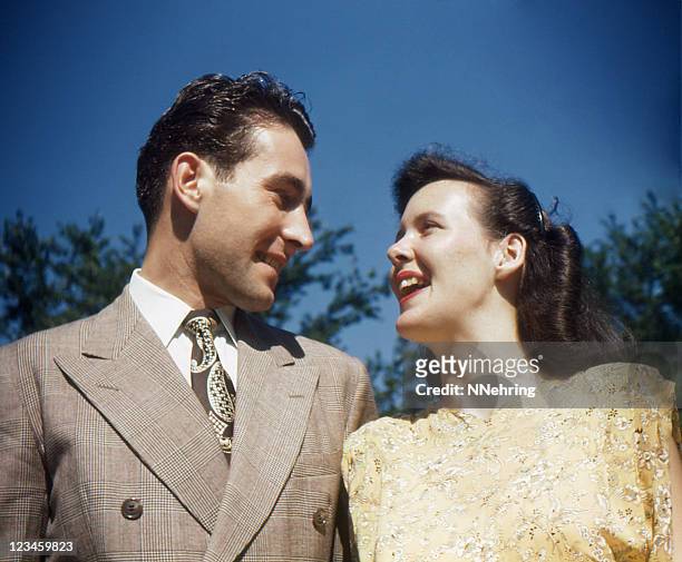 modische jungen paares, die an jedem anderen 1948, retro - 1940s couple stock-fotos und bilder