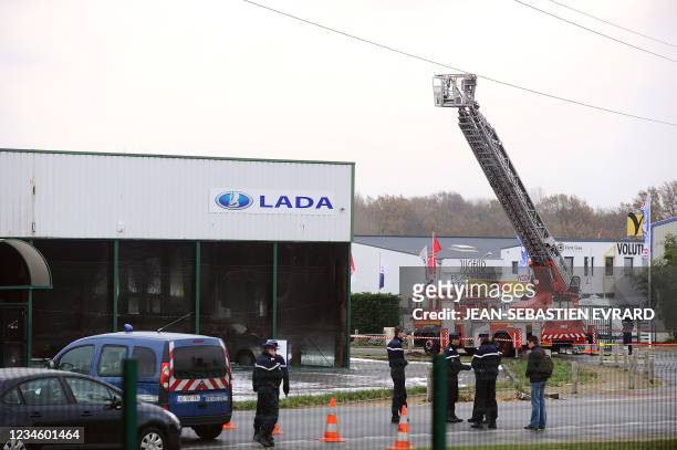 Des enquêteurs discutent devant un camion de pompiers, le 16 décembre 2010 à Treillières après que deux sapeurs-pompiers ont trouvé la mort alors...