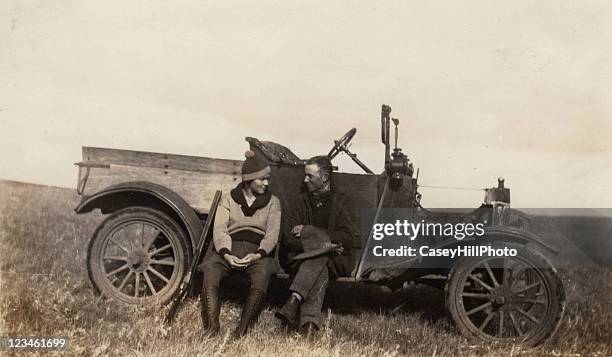 hunting couple - auto daten stockfoto's en -beelden