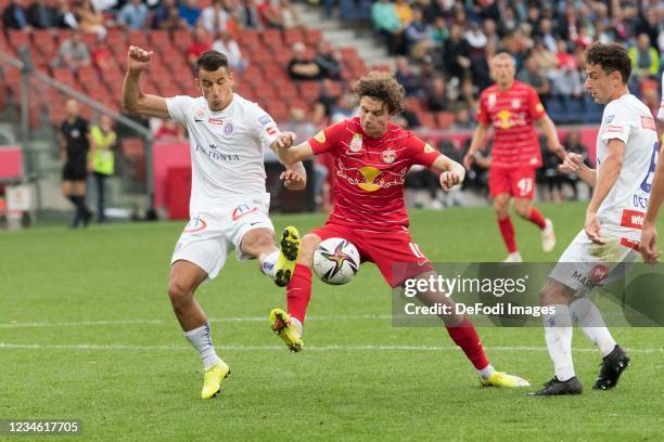 Niels Hahn of FK Austria Wien and Brenden Aaronson of FC Red Bull Salzburg battle for the ball during the Admiral Bundesliga match between FC Red...