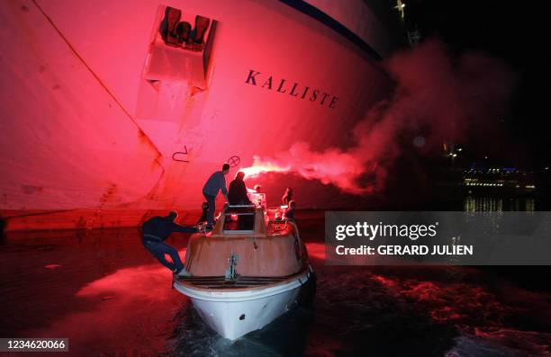 Des marins encagoulés de la Société Nationale Corse Méditerranée empêchent le cargo mixte de la CMN , "le Kalliste" avec 400 personnes à bord,...