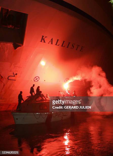 Des marins encagoulés de la Société Nationale Corse Méditerranée empêchent le cargo mixte de la CMN , "le Kalliste" avec 400 personnes à bord,...