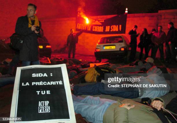 Des membres de l'association Act Up luttant contre le sida manifestent devant un commissariat du 8e arrondissement où sont placés en garde à vue huit...