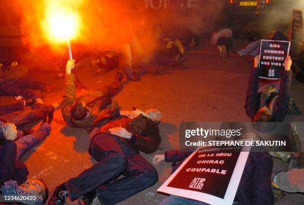 Des membres de l'association Act Up luttant contre le sida manifestent devant un commissariat du 8e arrondissement où sont placés en garde à vue huit...