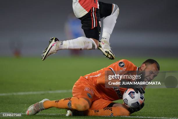 Argentina's River Plate Milton Casco and Brazil's Atletico Mineiro goalkeeper Everson vie for the ball during their Copa Libertadores quarter-finals...
