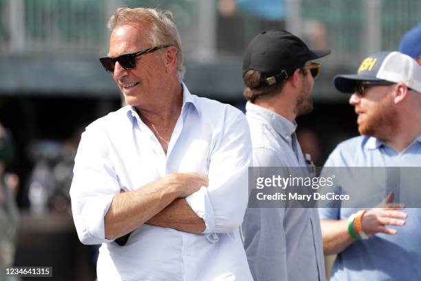 https://media.gettyimages.com/id/1234641315/photo/dyersville-il-kevin-costner-watches-batting-practice-prior-to-the-game-between-the-new-york.jpg?s=612x612&w=gi&k=20&c=J7D18JbAkWgIEnp6T6kHJ6xw1_yuGeoBBT2VxYQXi80=