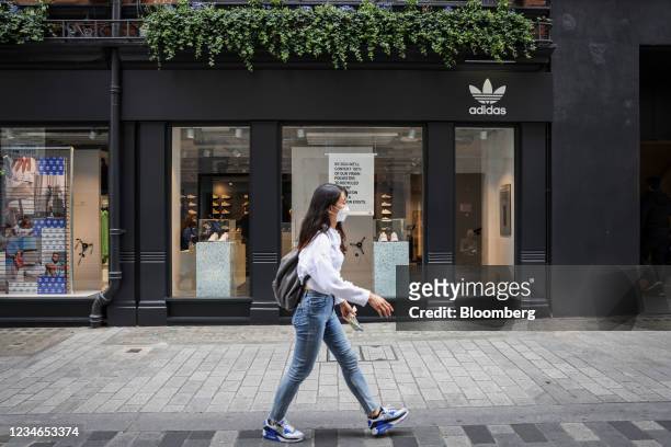 Ligner garage skjule 949 London Adidas Store Photos and Premium High Res Pictures - Getty Images