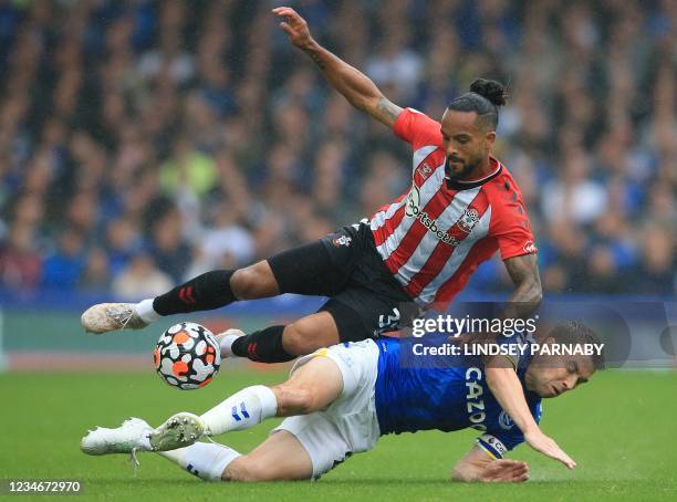 Southampton's English midfielder Theo Walcott vies with Everton's Irish defender Seamus Coleman during the English Premier League football match...