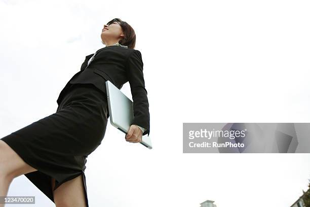 midleage business - ローアングル 女性 ストックフォトと画像