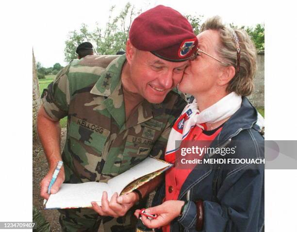Une admiratrice embrasse, le 7 juin, le géneral de la 82ème Airborne, Joseph Kellogg, après qu'il ait emmené 45 de ses parachutistes pour un saut...