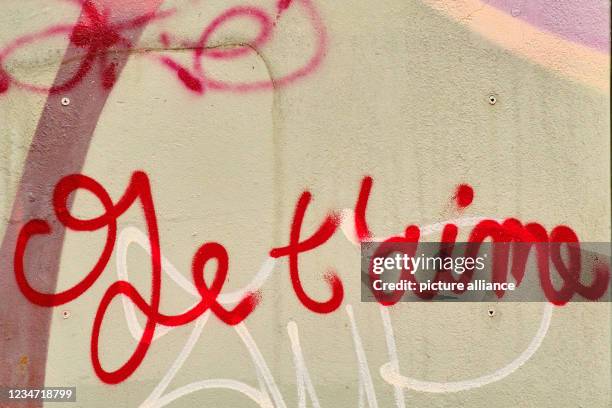 August 2021, Berlin: A graffiti "Je t'aime" is attached to a house near the Admiralbrücke in the Kreuzberg district. Photo: Stefan Jaitner/dpa