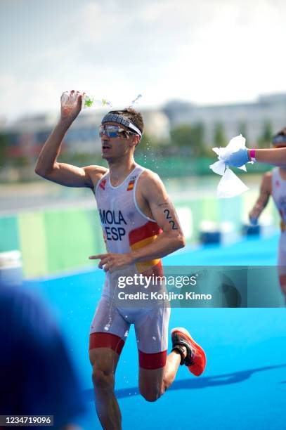 Summer Olympics: Spain Mario Mola in action during Men's Triathlon at Odaiba Marine Park. Mola pouring water on himself. Tokyo, Japan 7/25/2021...