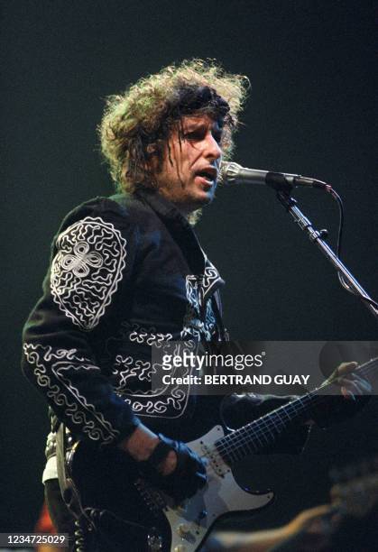 Poet and folk singer Bob Dylan performs 08 October 1987 during his concert at the POPB in Paris. AFP PHOTO BERTRAND GUAY