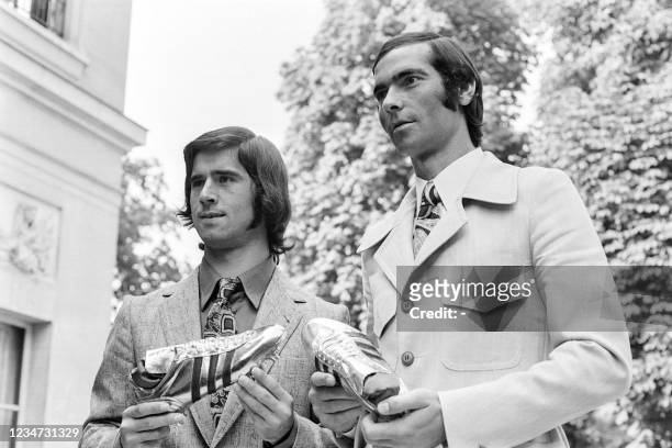 Football soccer player Gerd Müller and Antonis Antoniadis pose for photographers on 22 september 1972 after receiving their Golden Boot Awards.