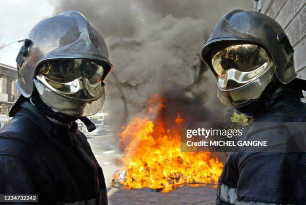 Des sapeurs pompiers professionnels de Gironde font brûler des cageots, le 25 novembre 2003 devant le siège du Service départemental d'incendie et de...