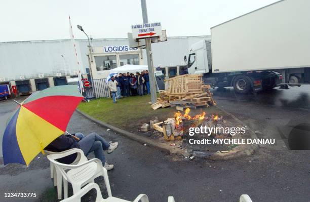 Des employés de Carrefour en grève manifestent, le 28 avril 2005 à Carpiquet devant les entrepôts de LCM , filiale logistique de Carrefour, pour...