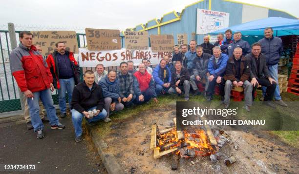 Des employés de Carrefour en grève manifestent, le 28 avril 2005 à Mondeville devant les entrepôts de LCM , filiale logistique de Carrefour, pour...