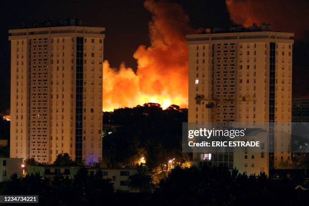 Vue partielle prise le 04 août 2005 de la ville de Toulon dominée par l'incendie qui a ravagé près de 250 hectares sur la commune du Pradet. View of...