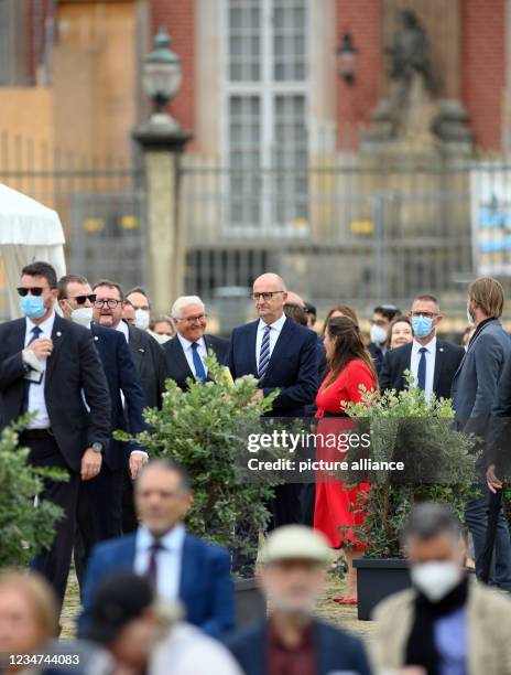 August 2021, Brandenburg, Potsdam: Federal President Frank-Walter Steinmeier and Dietmar Woidke , Minister-President of Brandenburg, arrive in front...