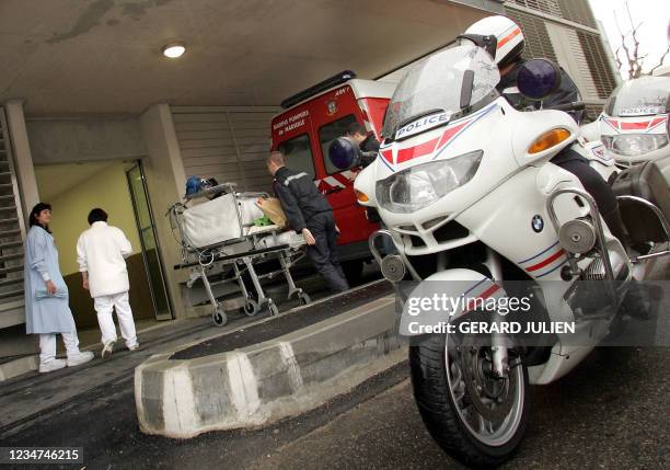 Un motard de la police nationale assure la sécurité du transfert d'un bébé prématuré, le 18 janvier 2005 à Marseille. Une quinzaine de bébés...