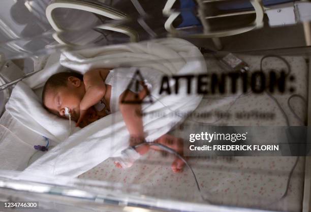 Un bébé prématuré de 33 semaines dort dans sa couveuse dans le service de néonatalité du professeur Jean Messer du Centre hospitalier universitaire...