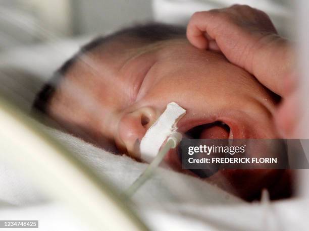 Un bébé prématuré de 33 semaines dort dans sa couveuse dans le service de néonatalité du professeur Jean Messer du Centre hospitalier universitaire...