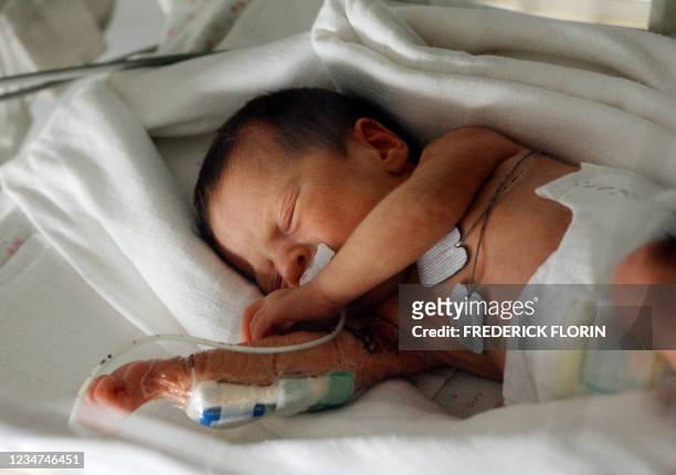 Un bébé prématuré de 33 semaines dort dans sa couveuse dans le service de néonatalité du professeur Jean Messer du Centre hospitalier universitaire...