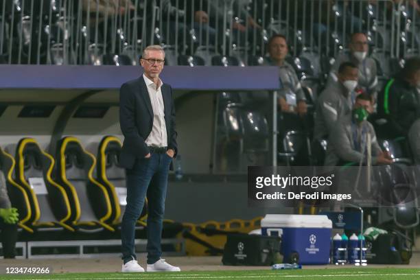 Head coach Peter Stoeger of Ferencvarosi TC Looks on during the UEFA Champions League Play-Offs Leg One match between BSC Young Boys and Ferencvarosi...