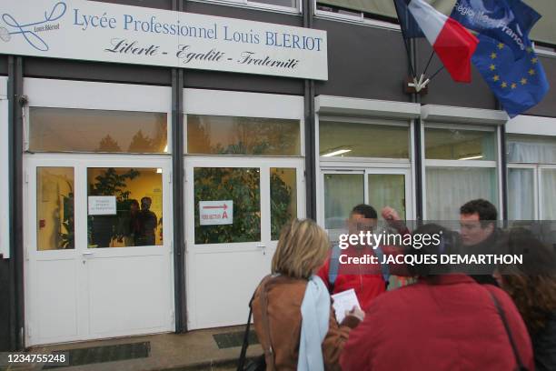 Un élève délégué d'une classe de BEP du lycée professionnel Louis-Blériot, Sofiane , témoignent auprès deS journalistes le 16 décembre 2005 à...