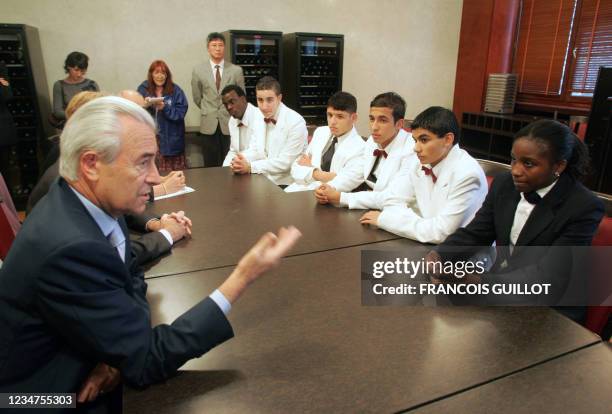 Le ministre de l'Education nationale Gilles de Robien s'entretient avec des élèves apprentis, le 16 novembre 2005, lors d'une visite au Centre de...