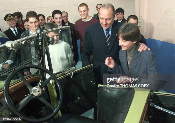 Le président Jacques Chirac invite, le 23 février, une lycéenne à monter dans une Hotchkiss de 1924, exposée dans l'atelier de mécanique du lycée...