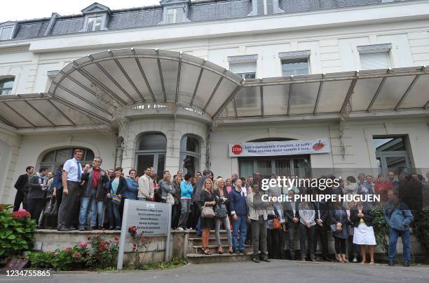 Des enseignants et membres du personnel du lycée privé industriel et commercial de Tourcoing se rassemblent sous une banderole dans l'enceinte de...