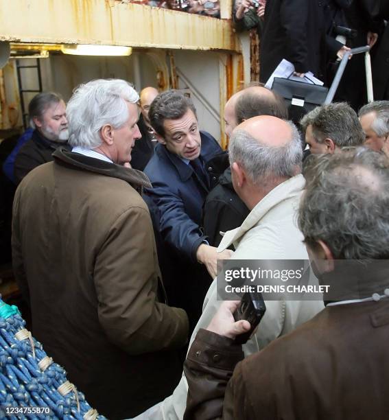 Le Président Nicolas Sarkozy discute avec des marins pêcheurs, aux côtés du ministre de la Mer Michel Barnier , le 19 janvier 2008 à...