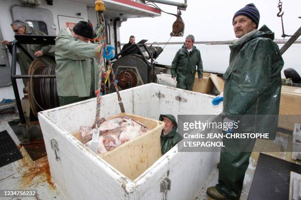 équipage du "Keravel" décharge le produit de leur pêche, le 06 mai 2009 à Saint-Pierre, qui sera traité dans l'une des dernières usines de traitement...