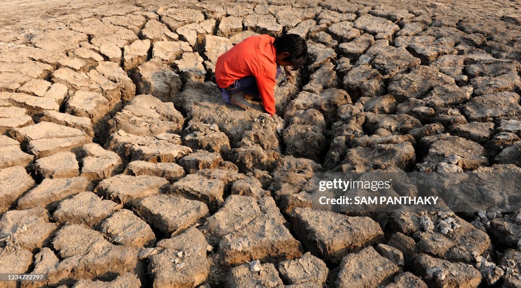 TOPSHOT-INDIA-POVERTY-SALT