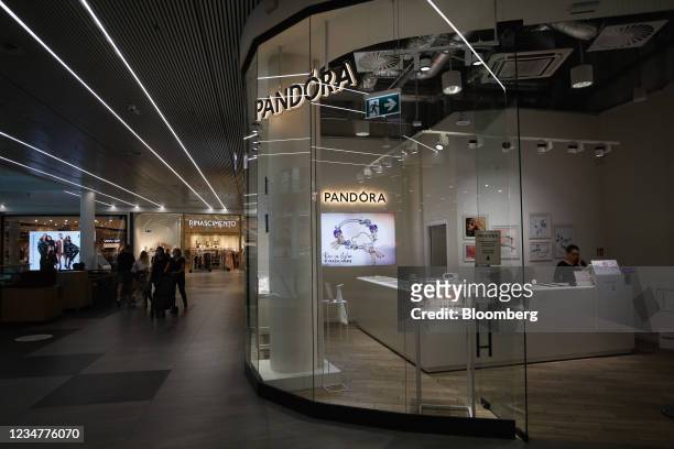 in the meantime Nonsense equation 271 Mall Pandora Store Photos and Premium High Res Pictures - Getty Images