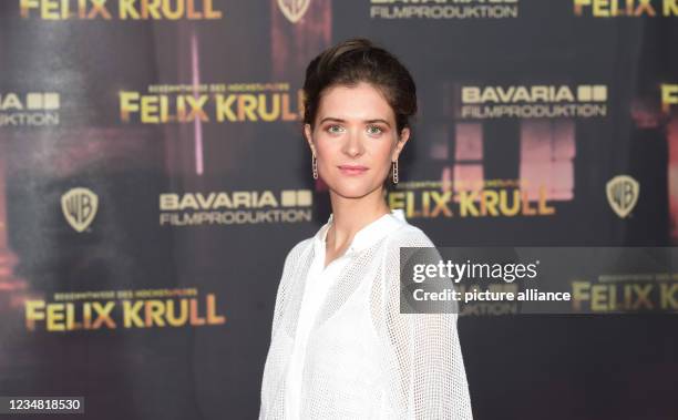 August 2021, Bavaria, Munich: The actress Liv Lisa Fries stands on the red carpet at the premiere of the film "Confessions of Felix Krull" at the...