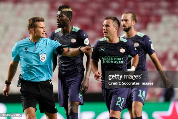 Referee Felix Brych, Ibrahim Sangare of PSV, Mario Gotze of PSV during the UEFA Champions League match between Benfica v PSV at the Estadio La Luz on...