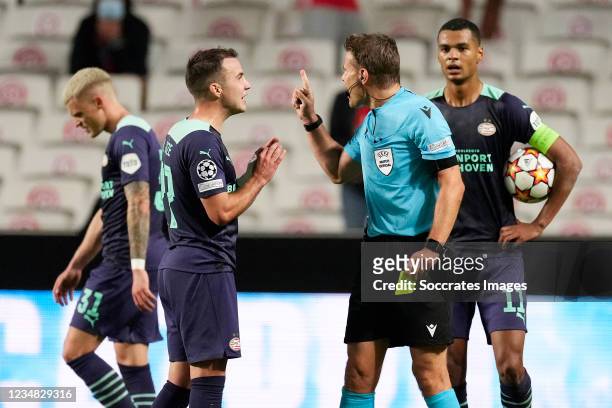 Mario Gotze of PSV, Referee Felix Brych, Cody Gakpo of PSV during the UEFA Champions League match between Benfica v PSV at the Estadio La Luz on...