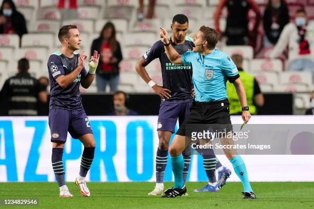 Mario Gotze of PSV, Cody Gakpo of PSV, Referee Felix Brych during the UEFA Champions League match between Benfica v PSV at the Estadio La Luz on...