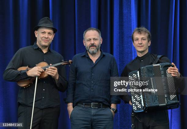 August 2021, Brandenburg, Neuhardenberg: Samuel Finzi , actor and the Glücklich brothers with Valentin Butt on accordion and Roland Satterwhite on...