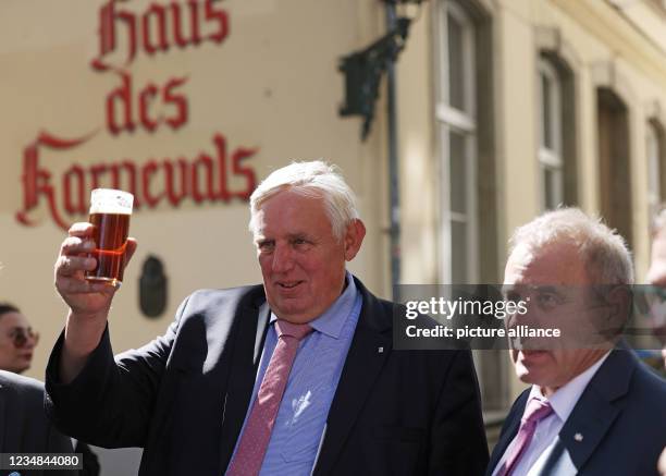 August 2021, North Rhine-Westphalia, Duesseldorf: Karl-Josef Laumann Minister of Health in North Rhine-Westphalia toasts representatives of showmen,...